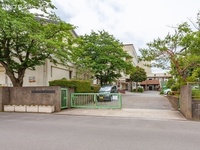 周辺環境:越谷市立弥栄小学校